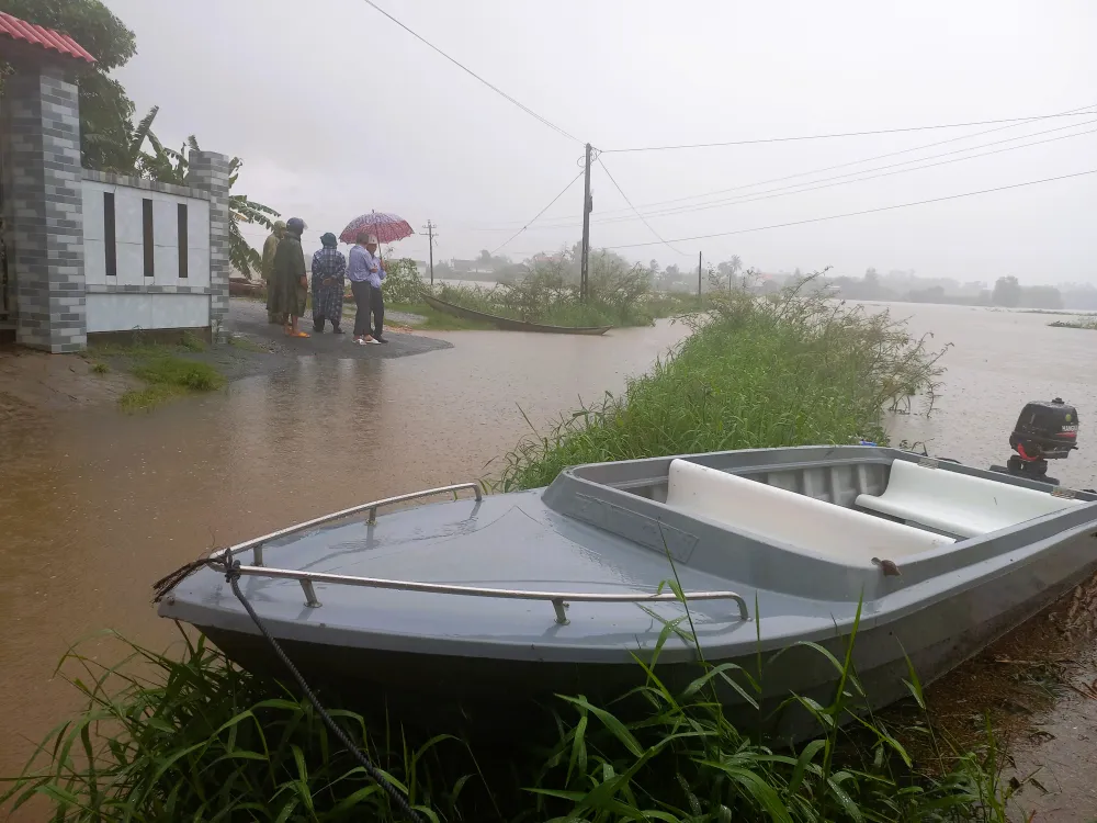 Xóm Lục Trung bị ngập, chia cắt xóm với đường lộ. Ảnh: NGUYỄN TRANG