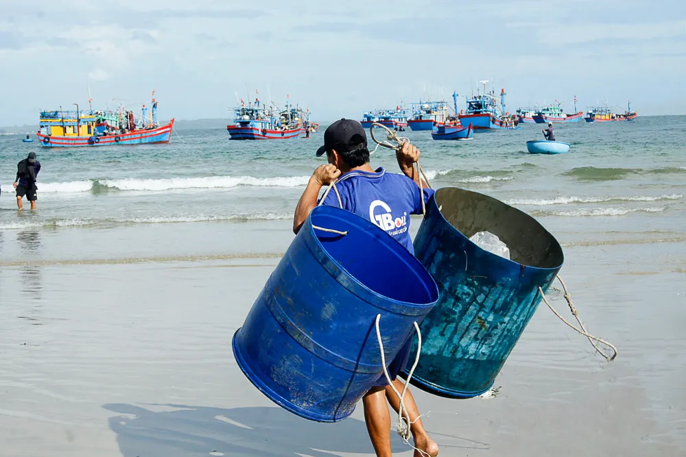 Chuẩn bị một số thùng nhựa cho chuyến tiếp theo. Ảnh: NGUYỄN TRANG