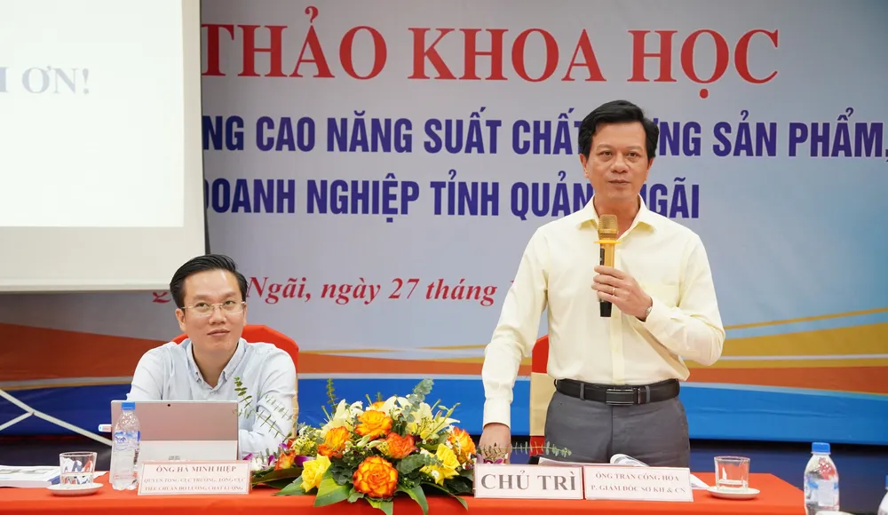 Tham dự có TS.Hà Minh Hiệp, Quyền Tổng Cục trưởng Tổng cục Tiêu chuẩn Đo lường chất lượng (Bộ KH-CN) (bên trái) và đại diện chủ trì hội nghị, ông Trần Công Hòa, Phó Giám đốc Sở KH-CN (bên phải)