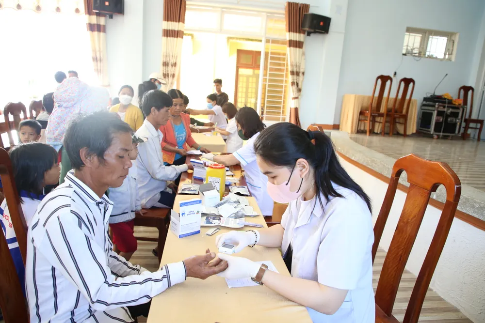 Các y bác sĩ khám bệnh miễn phí cho người Ca Dong huyện miền núi Sơn Tây, tỉnh Quảng Ngãi