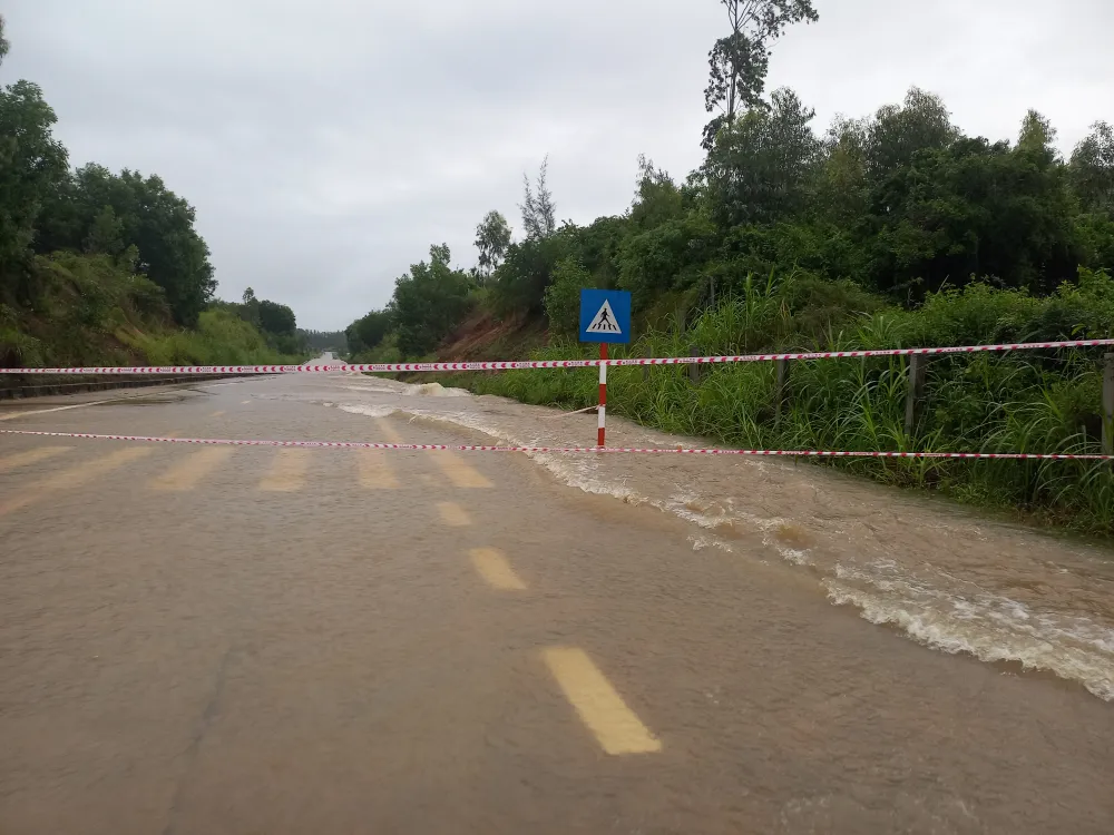 Tuyến đường Dung Quất - Sa Huỳnh đoạn qua xã Bình Tân Phú, nước chảy xiết, tạm ngưng lưu thông tất cả phương tiện. Ảnh: NGUYỄN TRANG