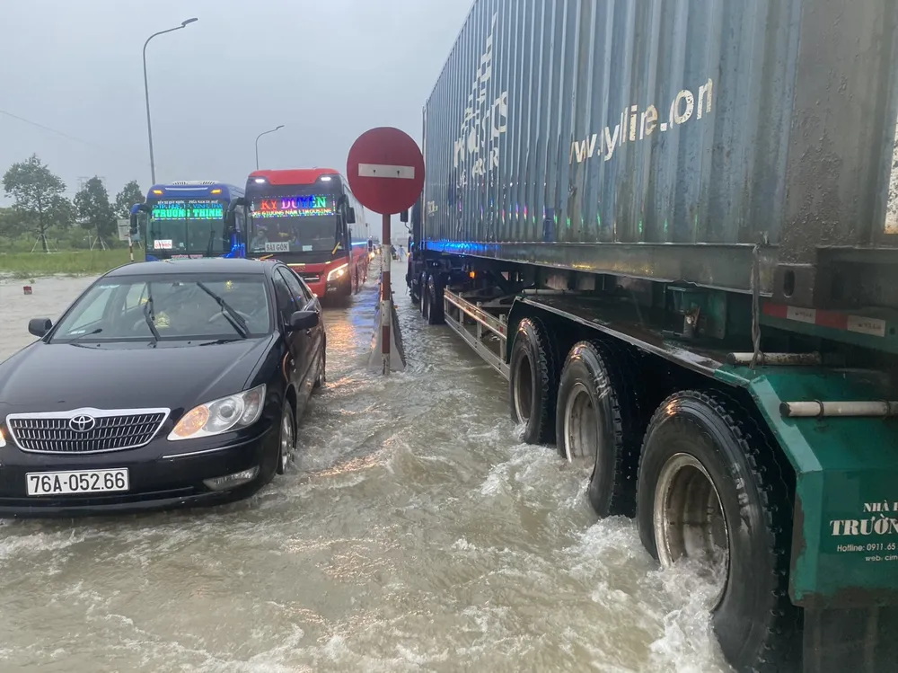 Mưa lớn gây ngập cục bộ QL 1A đoạn qua xã Tịnh Phong, huyện Sơn Tịnh, tỉnh Quảng Ngãi