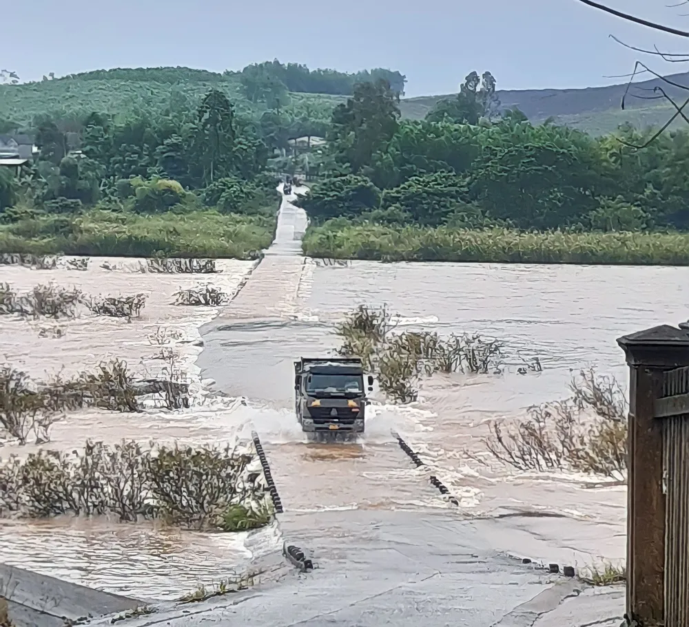 Chiều 31-10, một chiếc xe tải bất chấp nguy hiểm vượt qua bờ tràn Thạch Nham