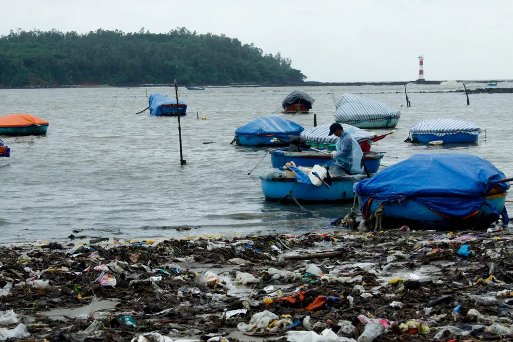Rác tập kết với mức độ dày đặc, trôi lềnh bềnh trên biển, quấn chặt vào dây neo thúng khiến thuyền, thúng ngư dân gặp khó khăn. Ảnh: NGUYỄN TRANG