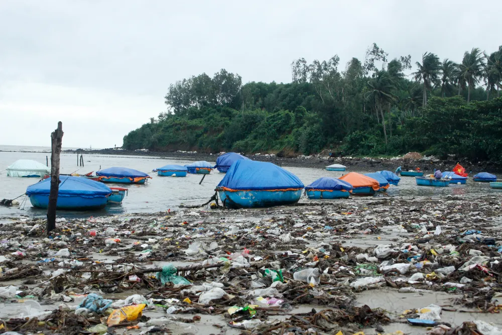 Ông Hồ Thành (thôn An Vĩnh, xã Tịnh Kỳ) cho biết: "Mới 1 tuần trước mưa lớn, chúng tôi đã dọn dẹp sạch rác, giờ chỉ sau 2 ngày mưa lớn, sóng biển cuốn theo rác tấp đen bãi biển”. Ảnh: NGUYỄN TRANG