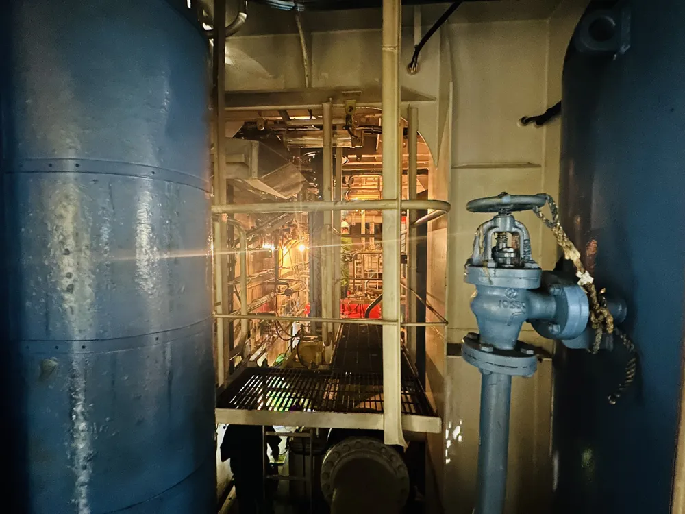 Hiện khu vực xảy ra cháy nổ đã tạm dừng sửa chữa, tuy nhiên, công nhân vẫn tiếp tục sửa chữa phía trên boong tàu