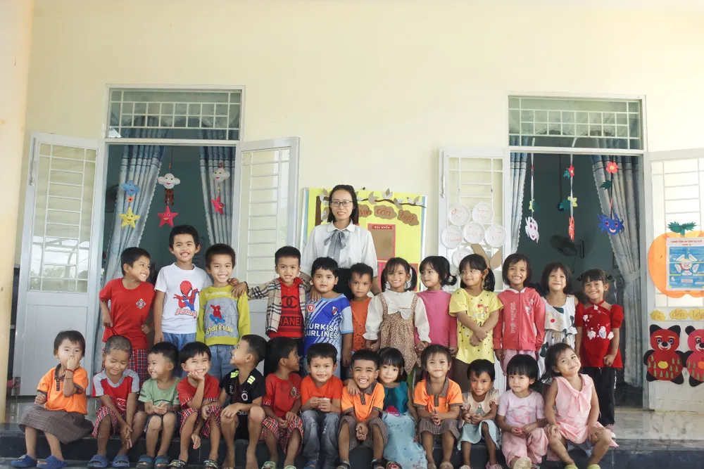 Cô giáo Tuyền cùng các em mầm non trong trường mới. Ảnh: NGUYỄN TRANG