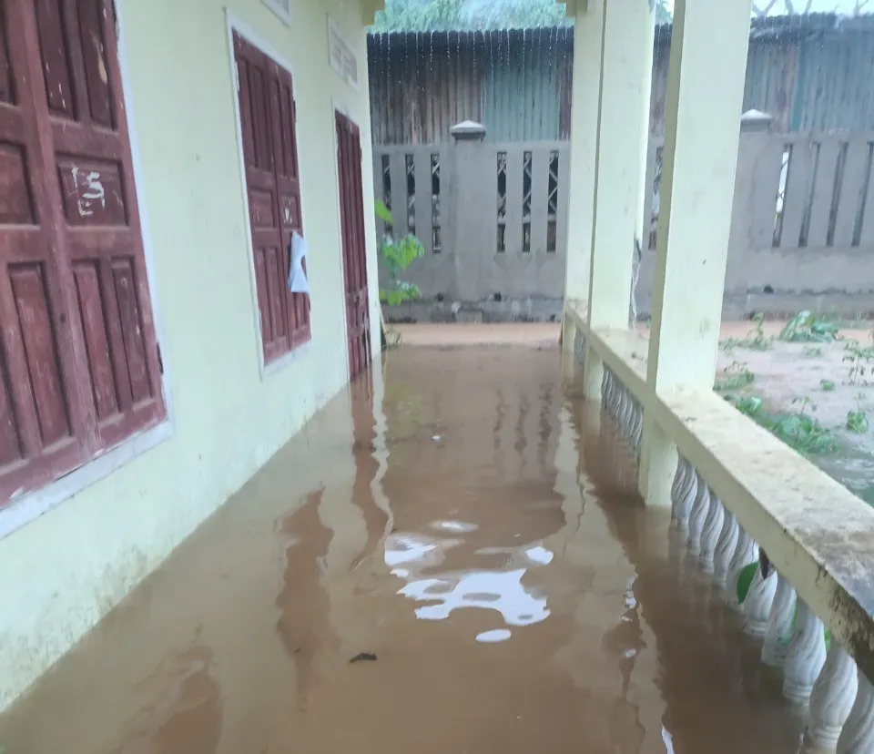 Nước đọng tại hành lang nhà sinh hoạt Nước đọng tại hành lang nhà sinh hoạt