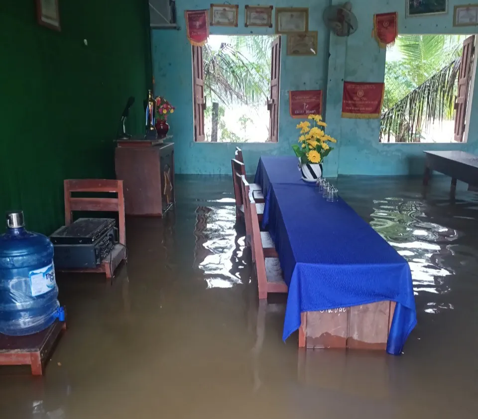 Bên trong nhà sinh hoạt cộng đồng thôn Giá Vực, xã Ba Vì, huyện Ba Tơ, tỉnh Quảng Ngãi, bị ngập Bên trong nhà sinh hoạt cộng đồng thôn Giá Vực, xã Ba Vì, huyện Ba Tơ, tỉnh Quảng Ngãi, bị ngập
