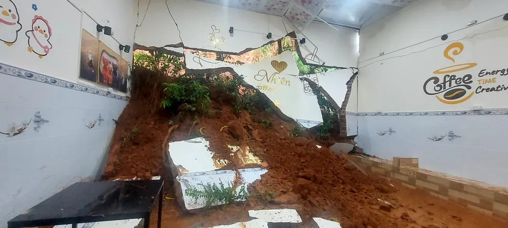 Ngọn núi sau nhà bà Đỗ Thị Yến Nhi sạt lở đổ sập tường nhà