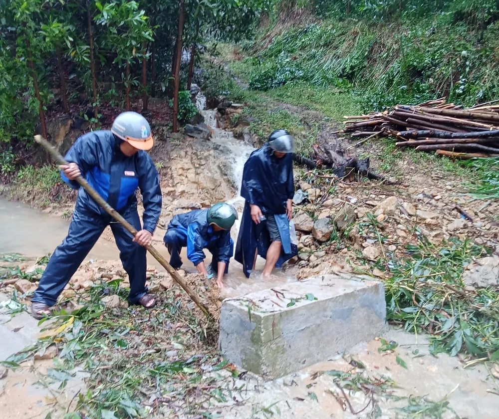 Đất đá đổ xuống đường qua xã Trà Giang, huyện Trà Bồng