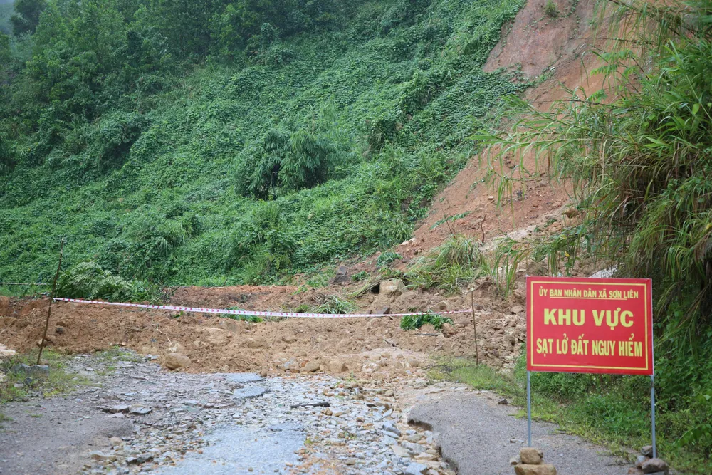 Tuyến đường đi xã Sơn Liên, huyện Sơn Tây bị sạt lở đất