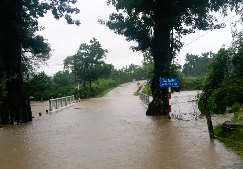 Cầu Tà Nhu qua xã Sơn Hải cũng ngập từ sáng 14-11