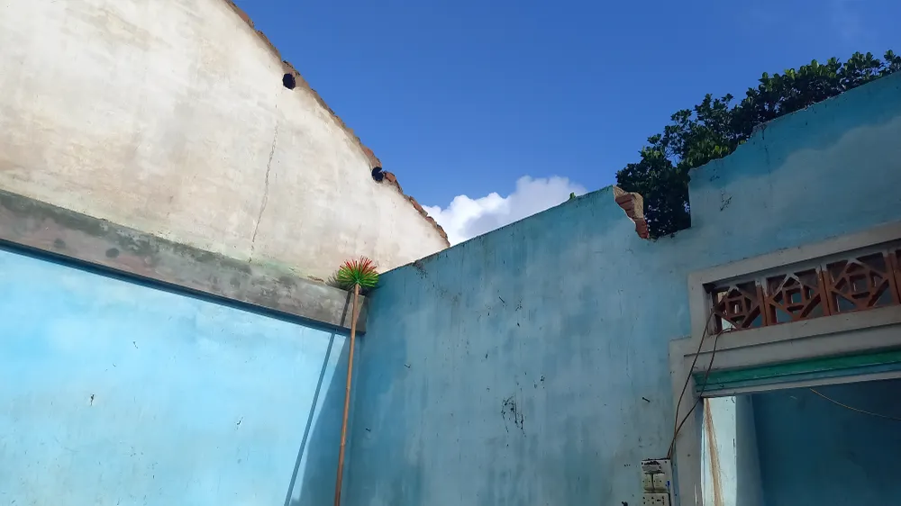 Căn nhà tốc mái hoàn toàn sau cơn lốc. Ảnh: NGUYỄN TRANG