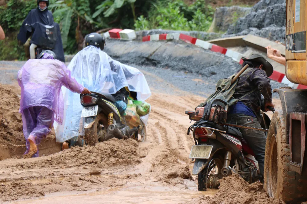 Người dân qua lại các điểm sạt lở rất khó khăn