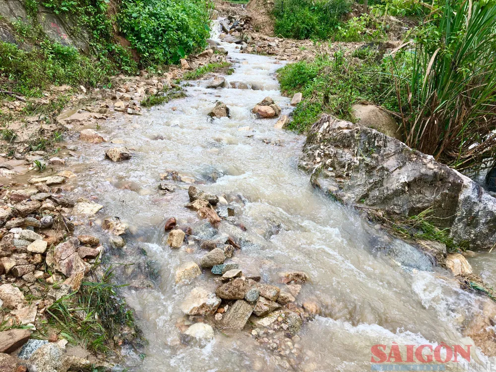 Tuyến đường đất “bỗng chốc” tạo thành vệt suối do nước lũ đổ về. Ảnh: TIẾN DŨNG