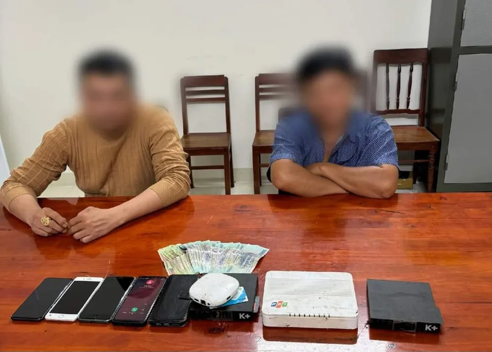 2 đối tượng bi bắt quả tang