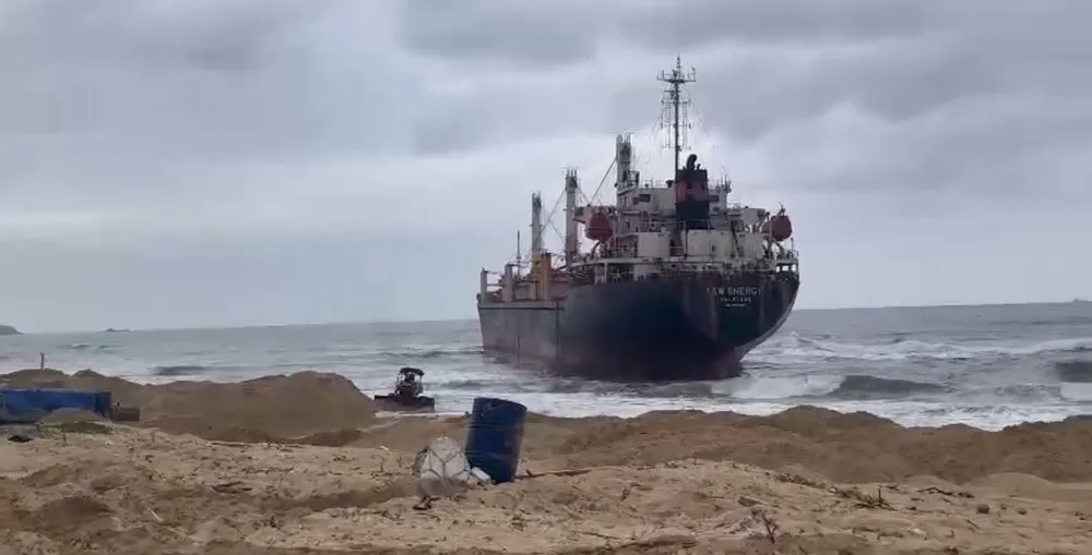 tàu hàng được giải cứu