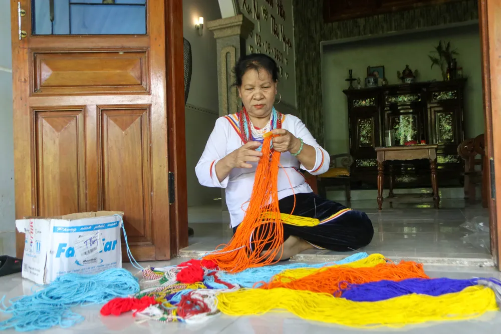 bà non bên bộ vòng cườm