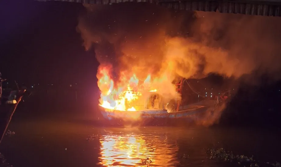 cháy tàu cá