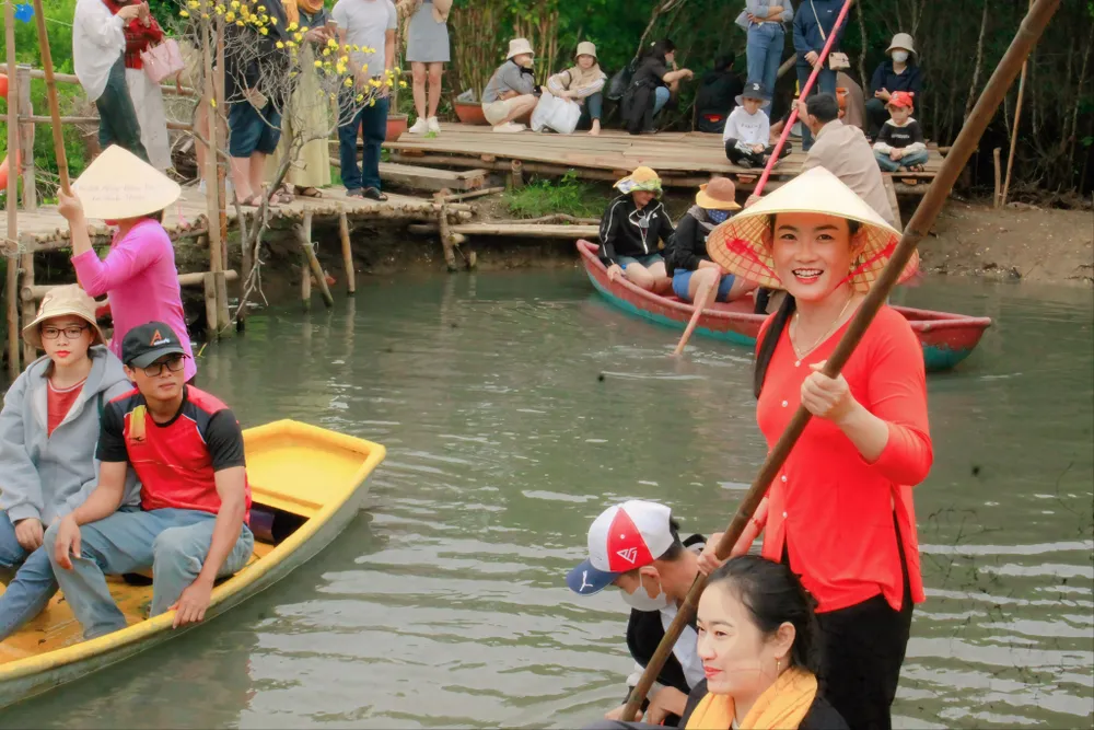 phụ nữ làm du lịch