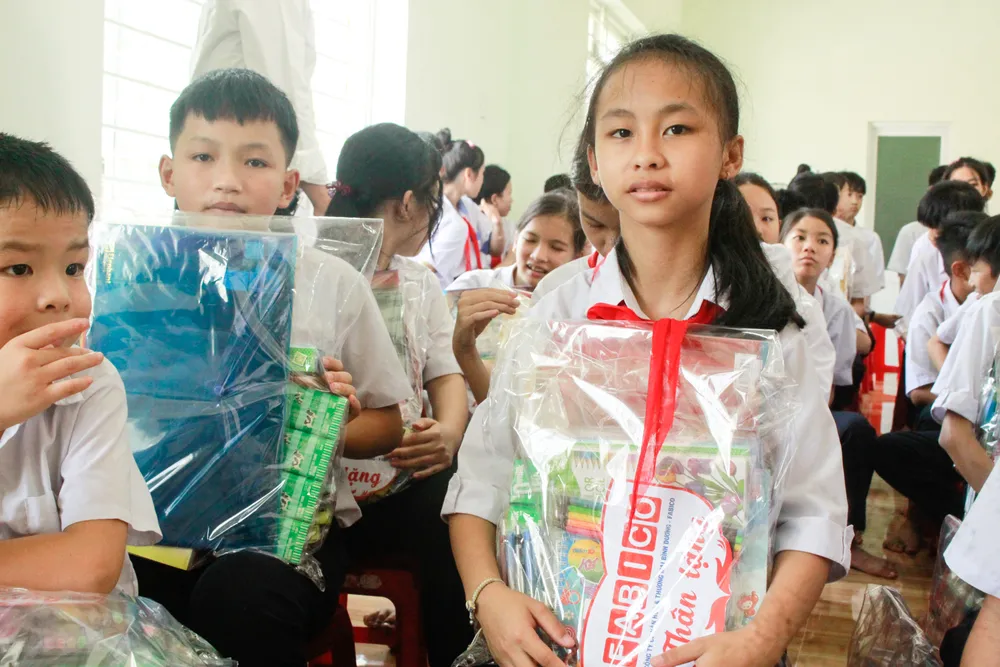 nhận quà (1 of 1).jpg