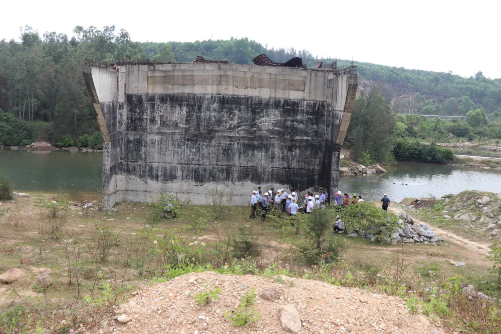 Nhiều dự án trong Khu kinh tế Dung Quất kéo dài thập kỷ do vướng mặt bằng