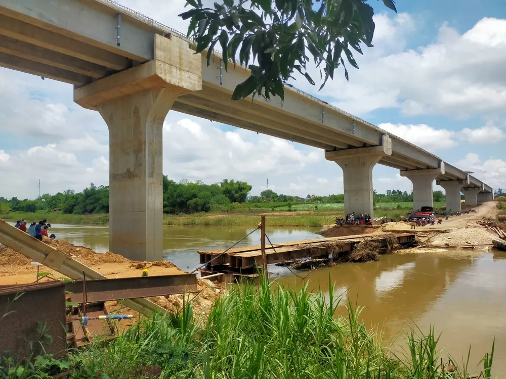 cầu tạm bên cạnh cầu thanh an