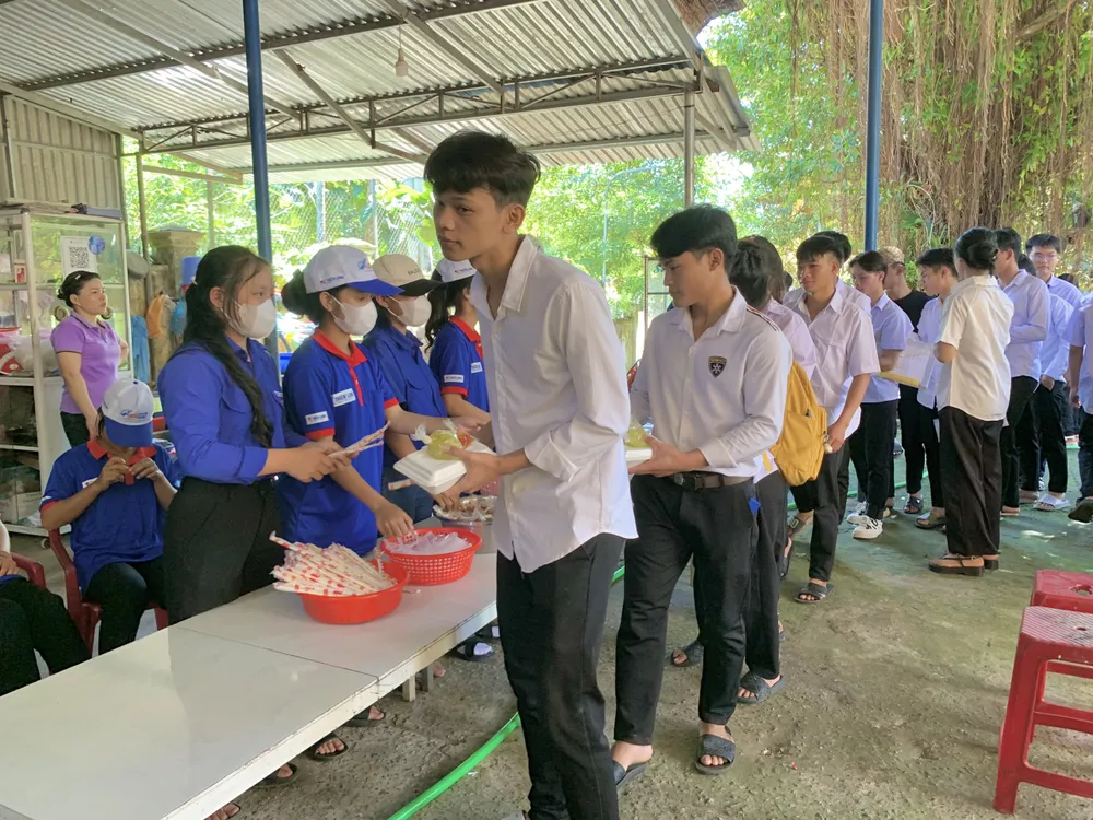 cơm trưa miễn phí