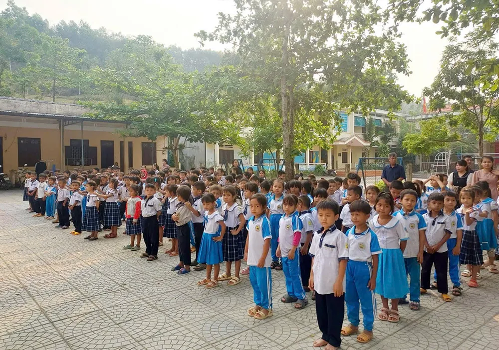 Đối với các huyện miền núi việc vận động học sinh đến lớp được đặc biệt quan tâm.jpg