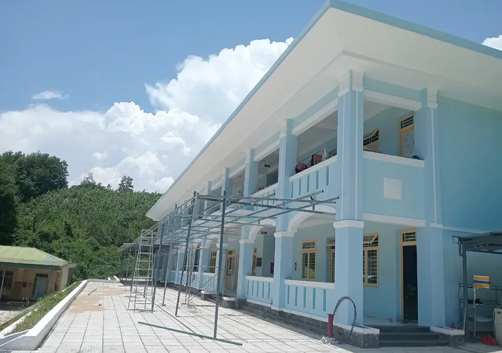 Khu nhà mới xây của Trường Phổ thông dân tộc bán trú Tiểu học và Trung học cơ sở Đinh Thanh Kháng huyện miền núi Sơn Tây.jpg