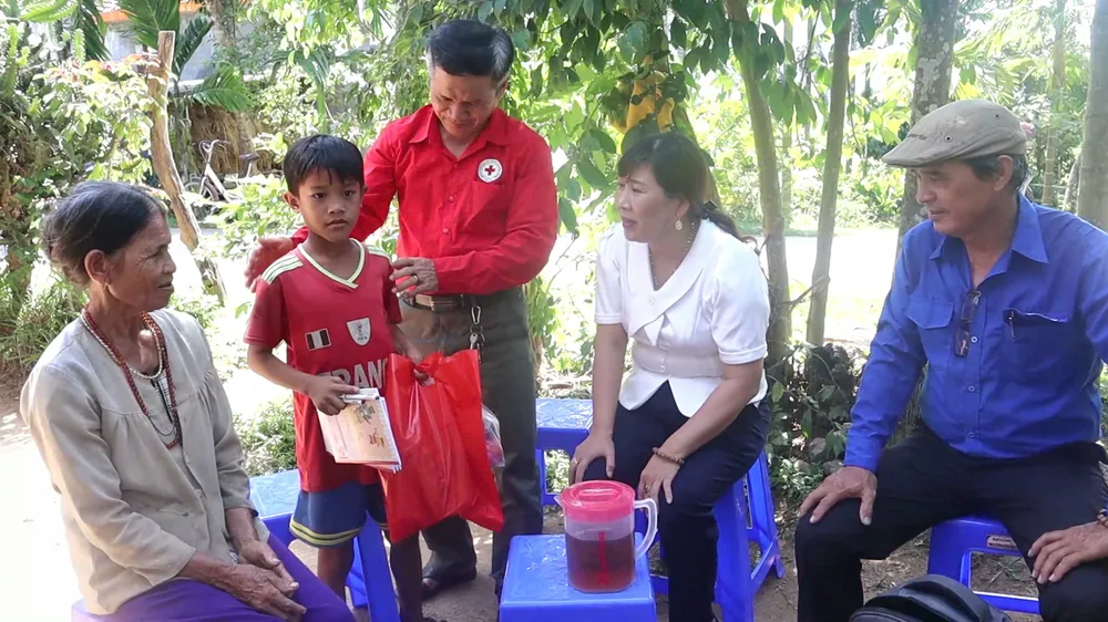Thầy cô giáo đã không quản ngại khó khăn đến từng thôn tuyên truyền, động viên các em đi học