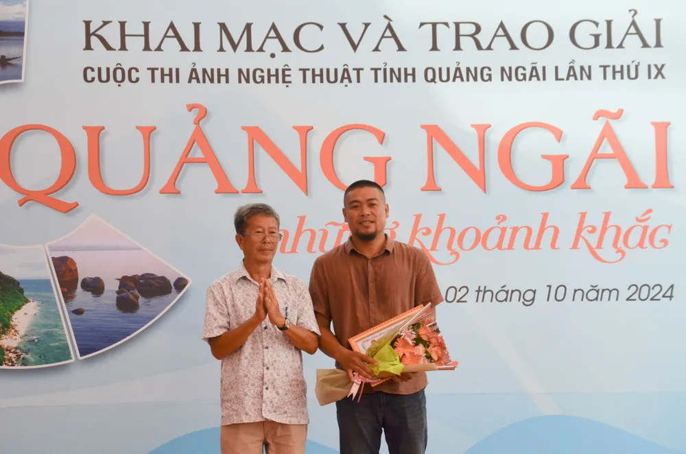 trao giai 3 (1 of 1).jpg