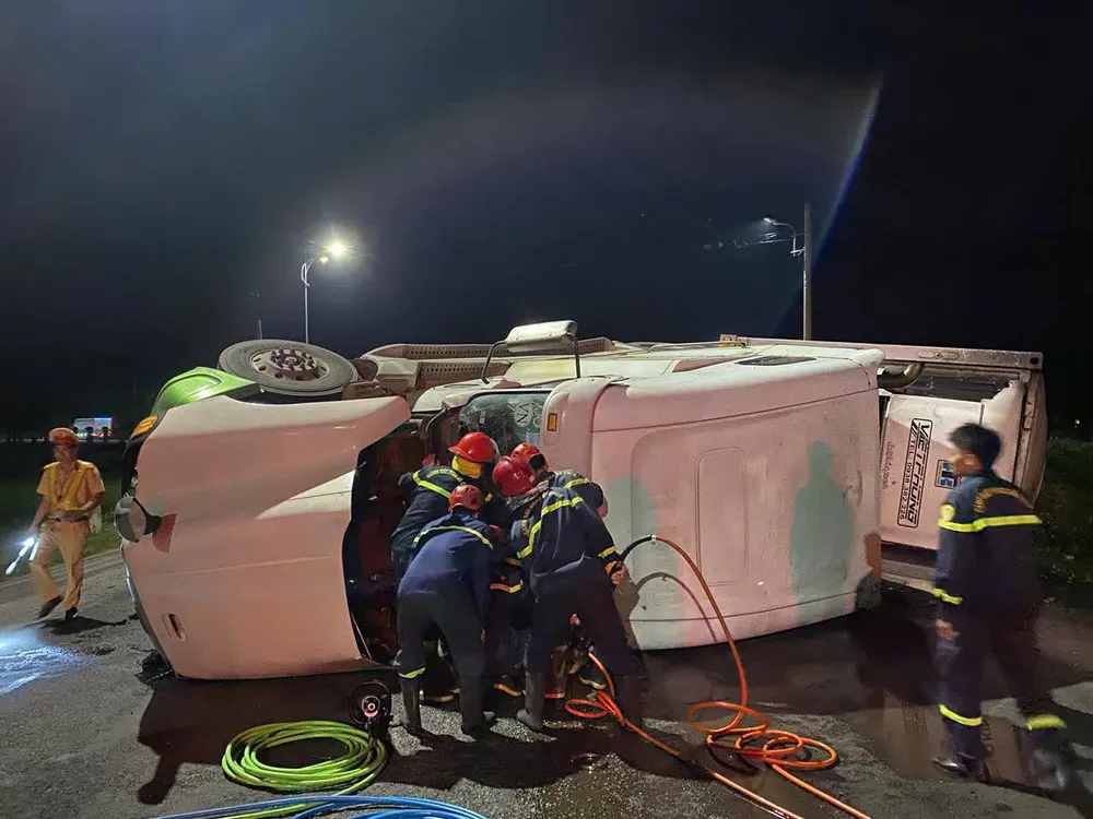 Quảng Ngãi: Lật xe container, cứu hộ khẩn cấp 1 tài xế mắc kẹt trong cabin