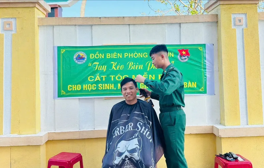 Bộ đội Biên phòng cắt tóc miễn phí cho người dân đảo Lý Sơn