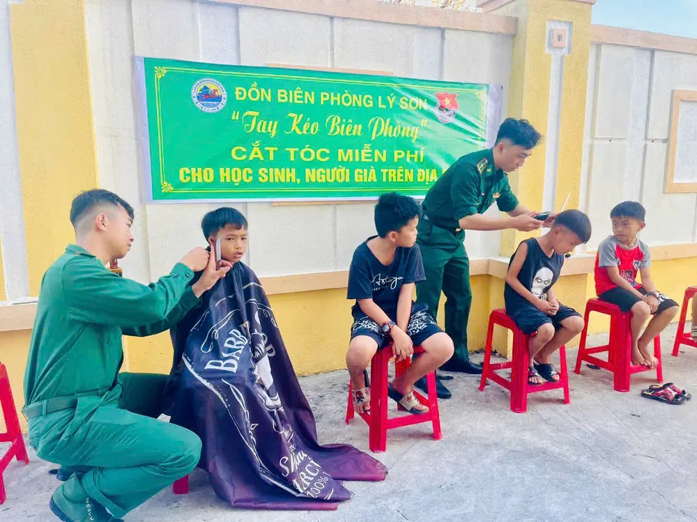 tay kéo biên phòng