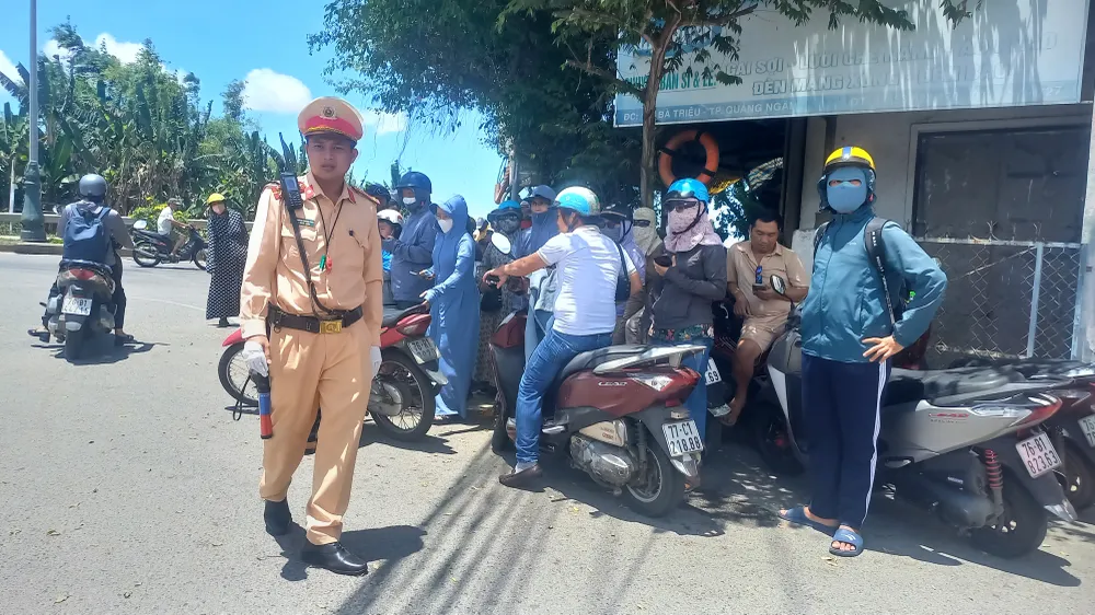 Cảnh sát giao thông có mặt điều tiết phương tiện qua lại TP Quảng Ngãi