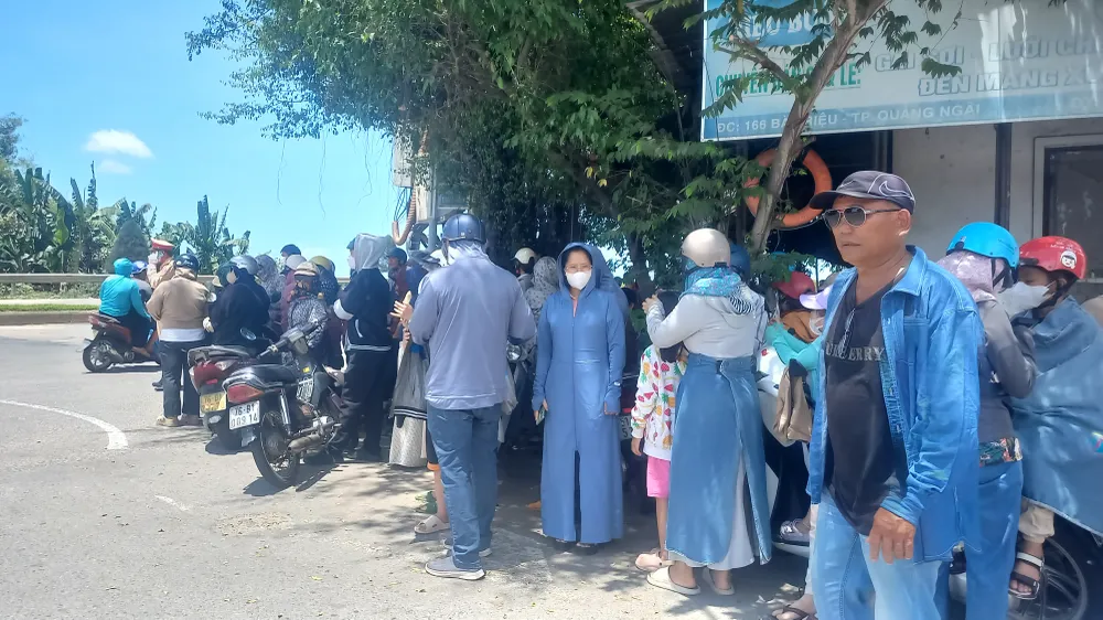 Thời tiết Quảng Ngãi nắng nóng kéo dài vẫn không ngăn dòng người đứng đợi