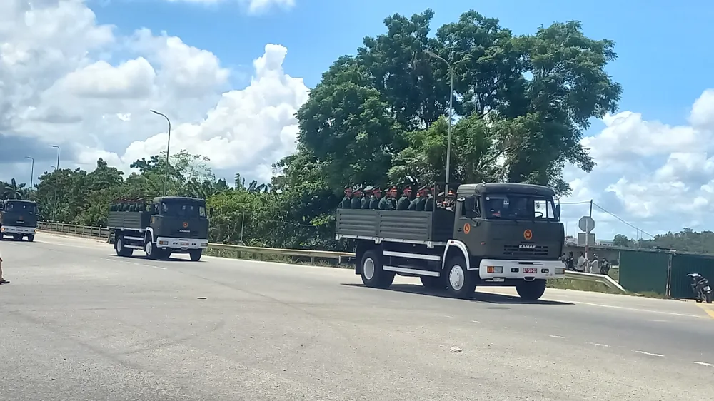 Đoàn đưa linh cữu qua cầu Trà Khúc 2, TP Quảng Ngãi