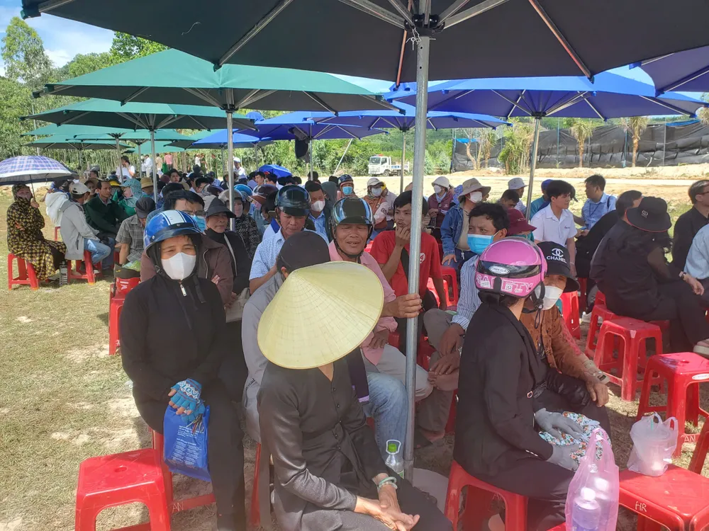 Tại khu vực núi Dông Bồ, xã Phổ Khánh, thị xã Đức Phổ, người dân đã có mặt