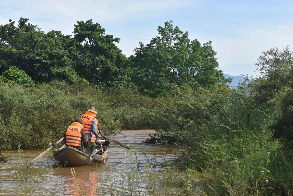 Công an xã Sơn Hạ tổ chức tìm kiếm người mất tích dọc hai bên bờ sông
