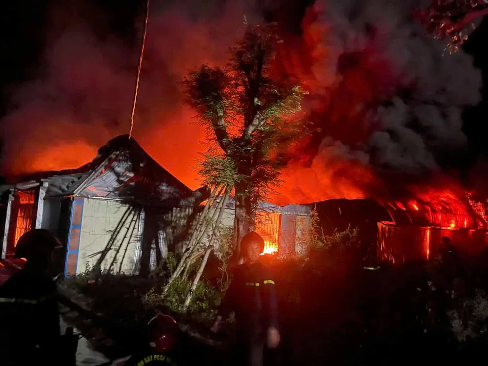 Cận cảnh cháy lớn xưởng đồ nhựa trong đêm ở Quảng Ngãi