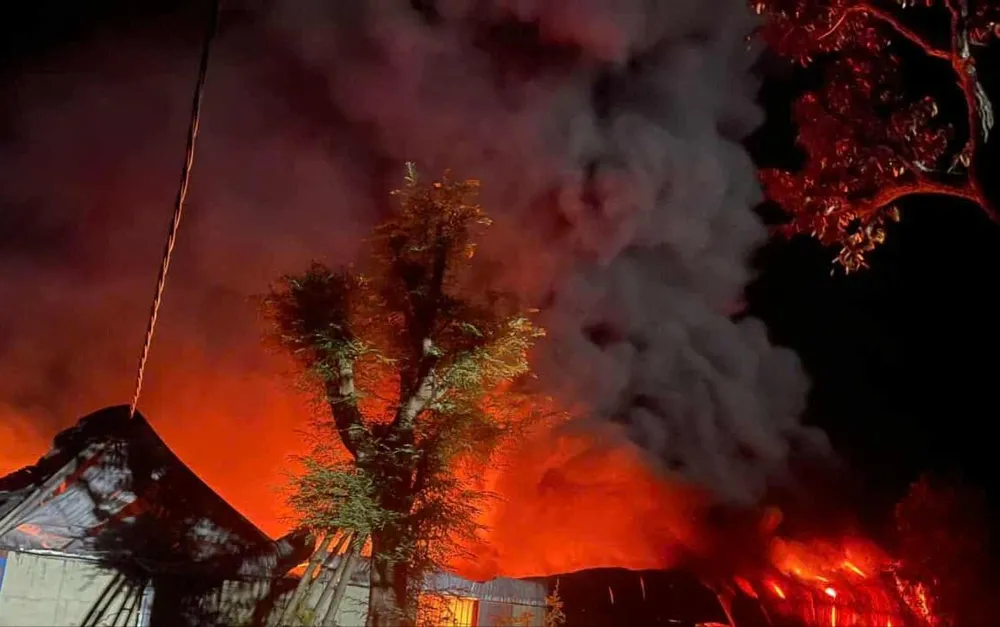 Cận cảnh cháy lớn xưởng đồ nhựa trong đêm ở Quảng Ngãi