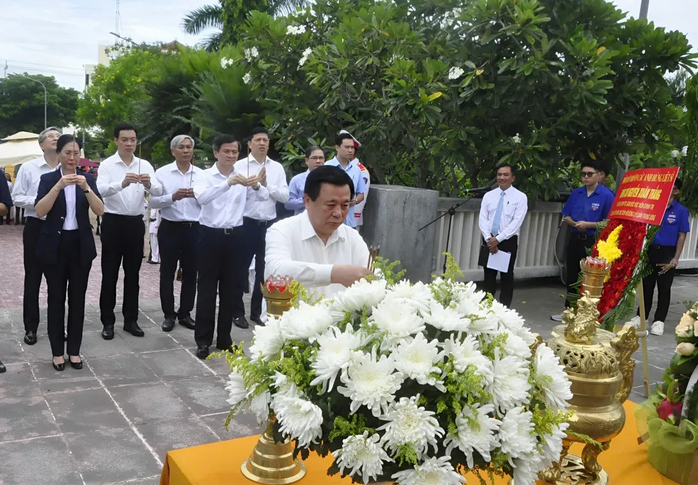 dâng hương nghĩa trang liệt sĩ