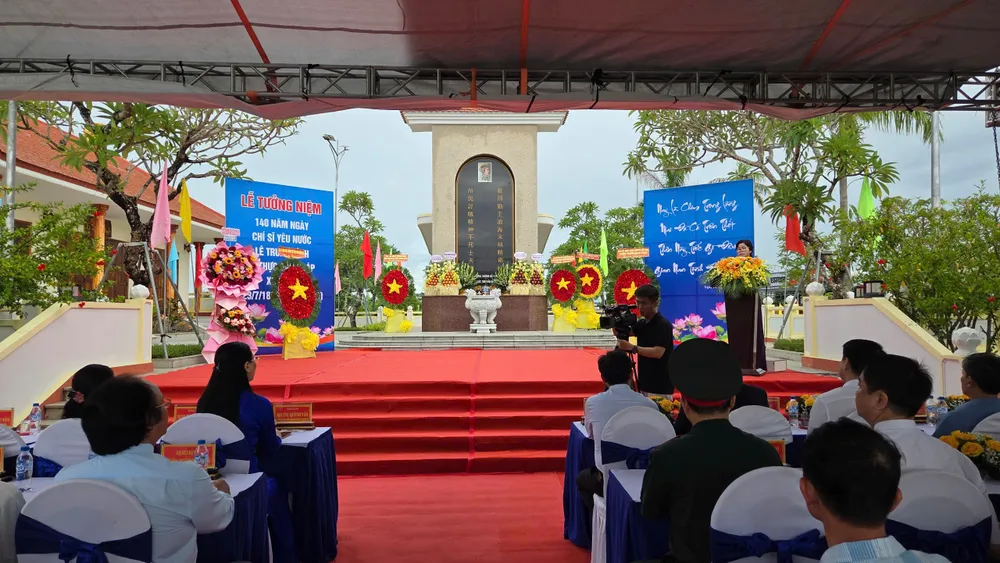 Các đại biểu tham dự lễ tưởng niệm 140 năm ngày chí sĩ yêu nước Lê Trung Đình hy sinh