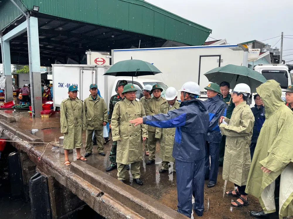 Đoàn công tác kiểm tra neo đậu tàu thuyền tại cảng cá Tịnh Hòa. Ảnh: NGUYỄN TRANG