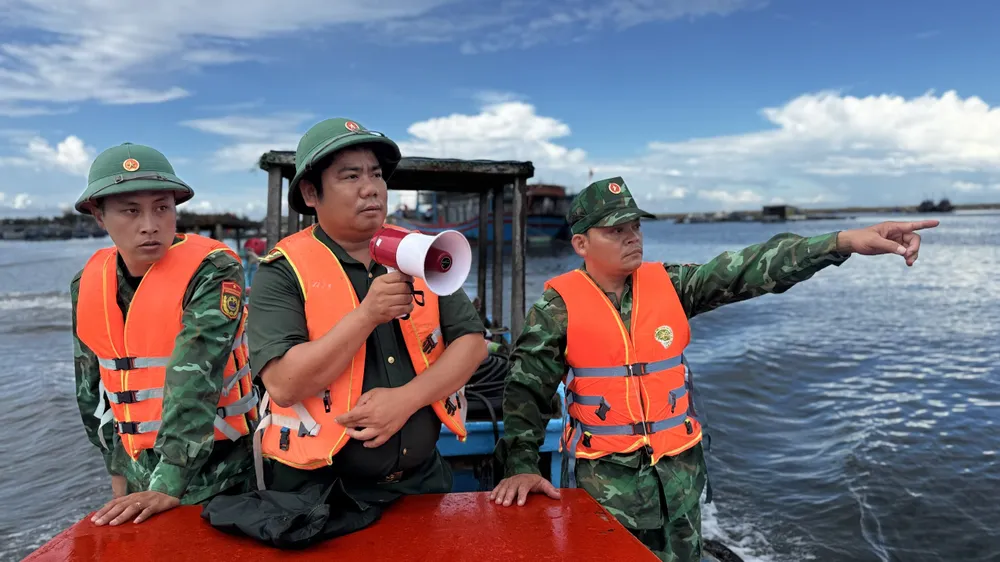 Kêu gọi ngư dân đưa tàu vào nơi neo đậu. Ảnh: Đồn BP Lý Sơn