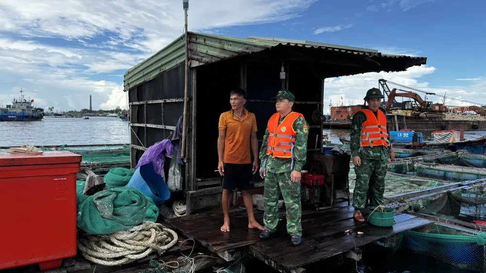 Hướng dẫn ngư dân đưa lồng bè nuôi trồng vào khu tránh trú. Ảnh: Đồn BP Lý Sơn
