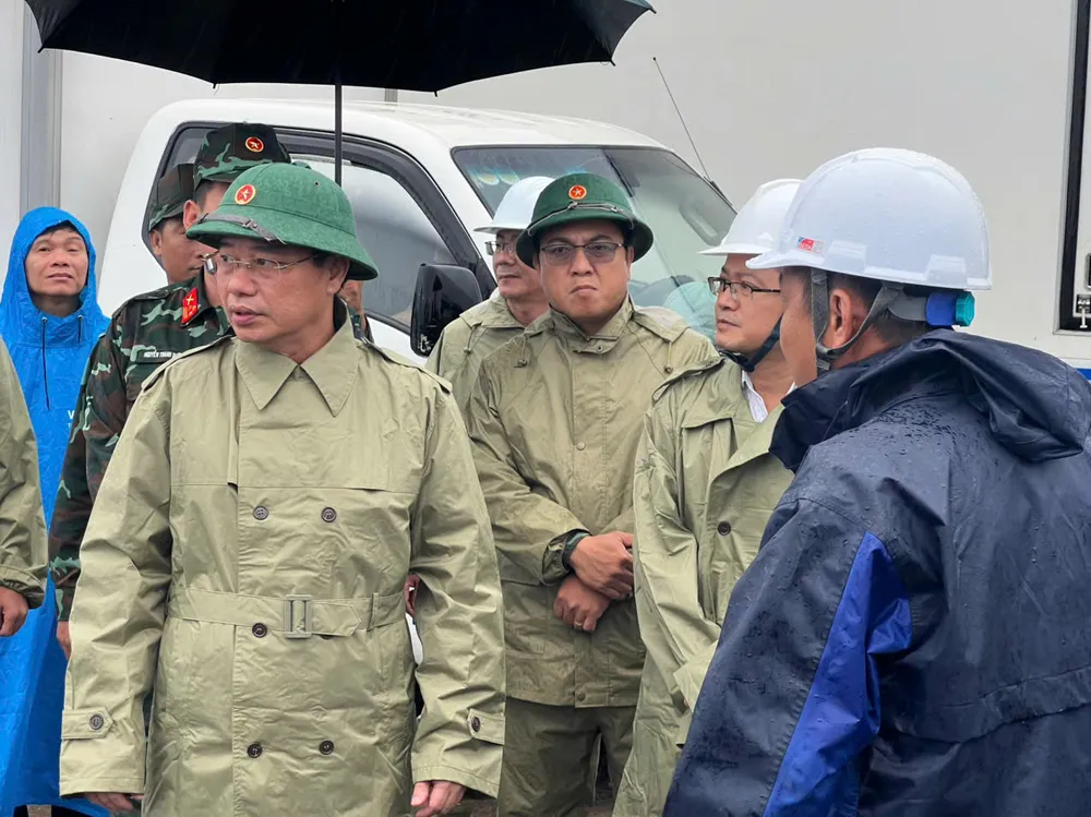 Thượng tá Trần Thế Phan, Chỉ huy trưởng Bộ chỉ huy Quân sự tỉnh Quảng Ngãi, kiểm tra công tác phòng chống, ứng phó bão số 10. Ảnh: NGUYỄN TRANG