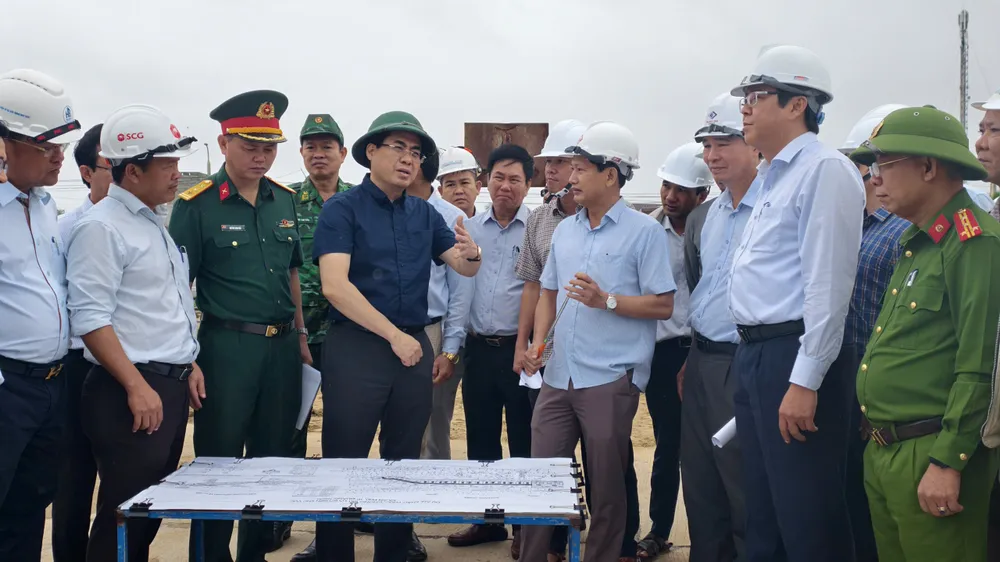 Chủ tịch UBND tỉnh Quảng Ngãi kiểm tra dự án Khắc phục, chống sạt lở bờ biển khu vực xã An Phú và công tác phòng chống bão số 12